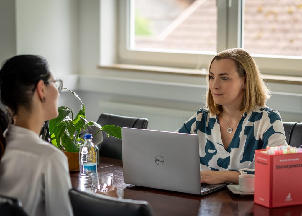 Franziska Berger im modernen Büro mit Laptop und Pflanzen – sympathischer Empfang im Steuerbüro