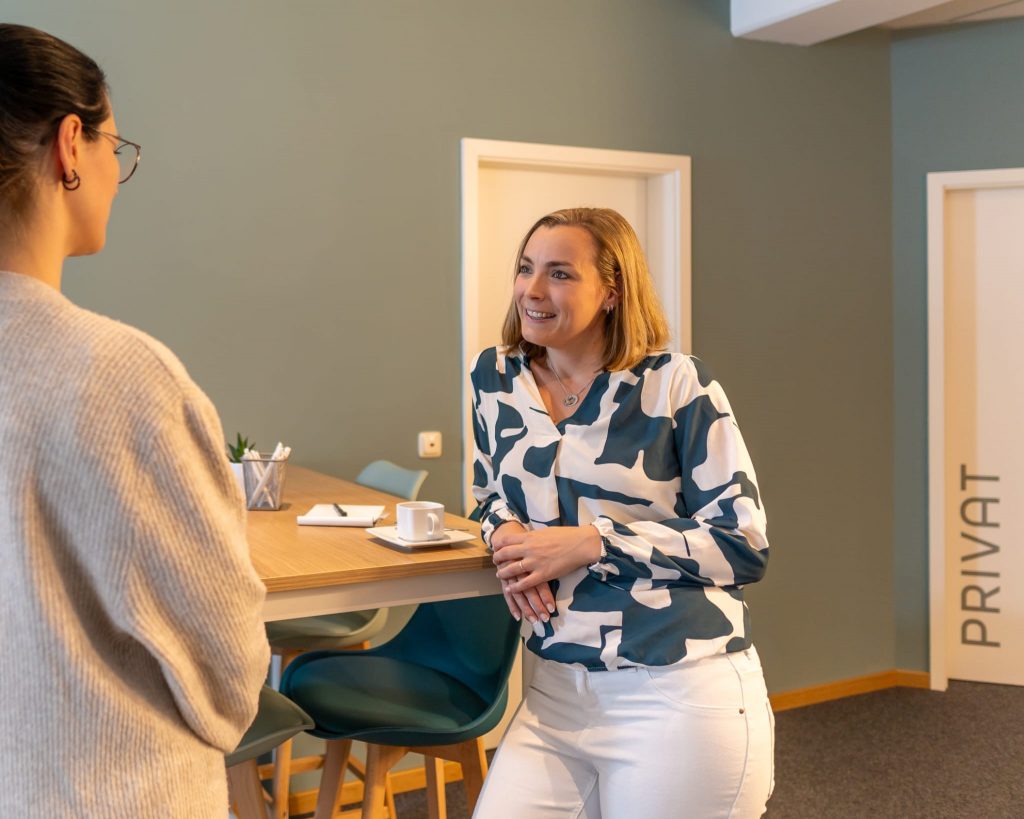 Steuerberaterin Franziska Berger im Gespräch mit Kollegin – moderne Beratung in entspannter Atmosphäre