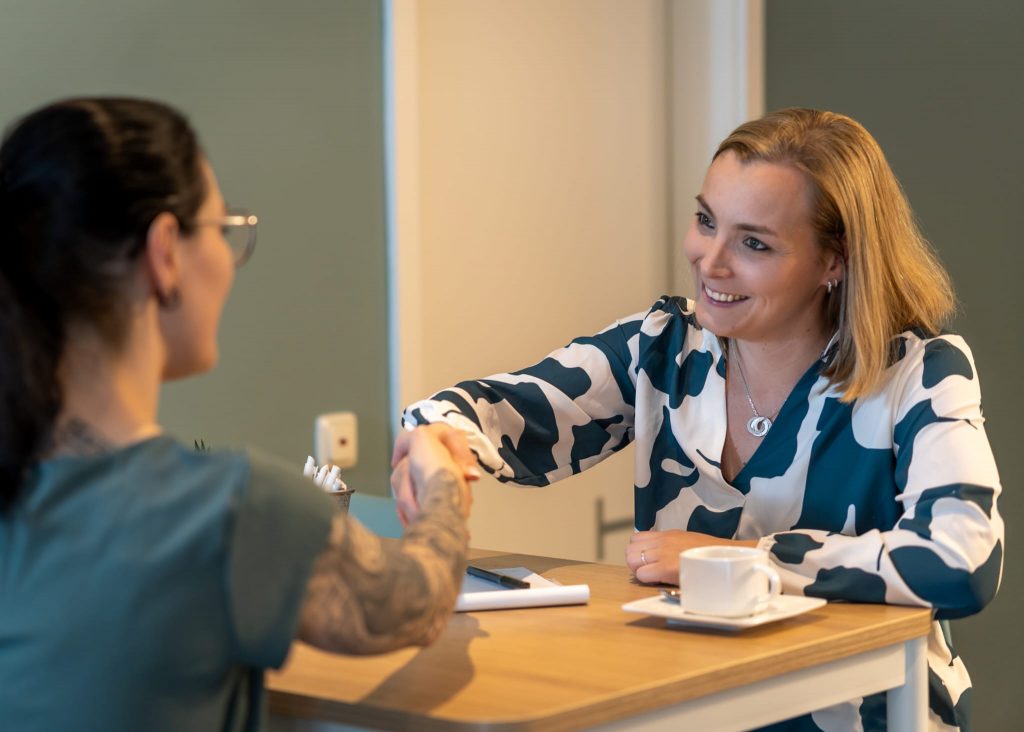 Franziska Berger im Beratungsgespräch mit Mandantin – persönliche Steuerberatung in Starnberg