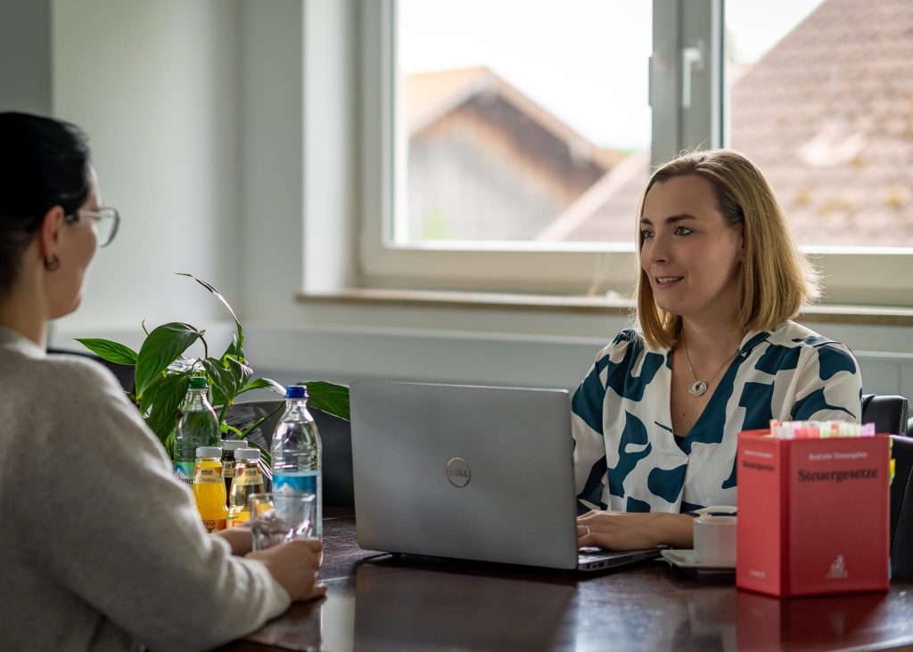 Beratungsgespräch zwischen Franziska Berger und Mandantin am Tisch – persönliche Steuerberatung mit Terminvereinbarung